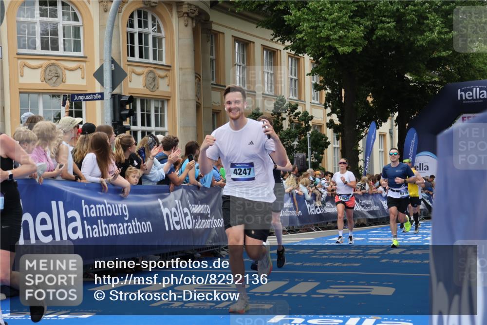 29.06.2025 - hella hamburg halbmarathon Strokosch-Dieckow http://msf.ph/oto/8292136 29.06.2025 10:50:24 Ziel 3414, 4127, 4247, 4933, 5447, 6795, 8153, 8899, 11455, 12035, 12624, 12949, 13609, 14034, 14626, 16000, 16242, 17319, 18394 meine-sportfotos.de