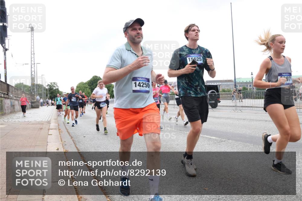 29.06.2025 - hella hamburg halbmarathon Lena Gebhardt http://msf.ph/oto/8292139 29.06.2025 10:46:43 Lombardsbrücke 1073, 1286, 1363, 1371, 1375, 1429, 1465, 1608, 1720, 1837, 1999, 2162, 2211, 2320, 2500, 2556, 2665, 2697, 2981, 3277, 3406, 3407, 3469, 3734, 3823, 4119, 4202, 4296, 4342, 4355, 4448, 4604, 5111, 5114, 5697, 5700, 5796, 5854, 5953, 6068, 6124, 6161, 6740, 7303, 7364, 7368, 7374, 7412, 7767, 7827, 7960, 8047, 8477, 8486, 8551, 8553, 8684, 8700, 9129, 9337, 9691, 10153, 10230, 11361, 12298, 12333, 12507, 12522, 13969, 14261, 15852, 16882, 16987 meine-sportfotos.de