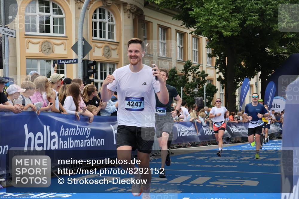 29.06.2025 - hella hamburg halbmarathon Strokosch-Dieckow http://msf.ph/oto/8292152 29.06.2025 10:50:24 Ziel 3414, 4127, 4247, 4933, 5447, 6795, 8153, 8899, 11455, 12035, 12624, 12949, 13609, 14034, 14626, 16000, 16242, 17319, 18394 meine-sportfotos.de