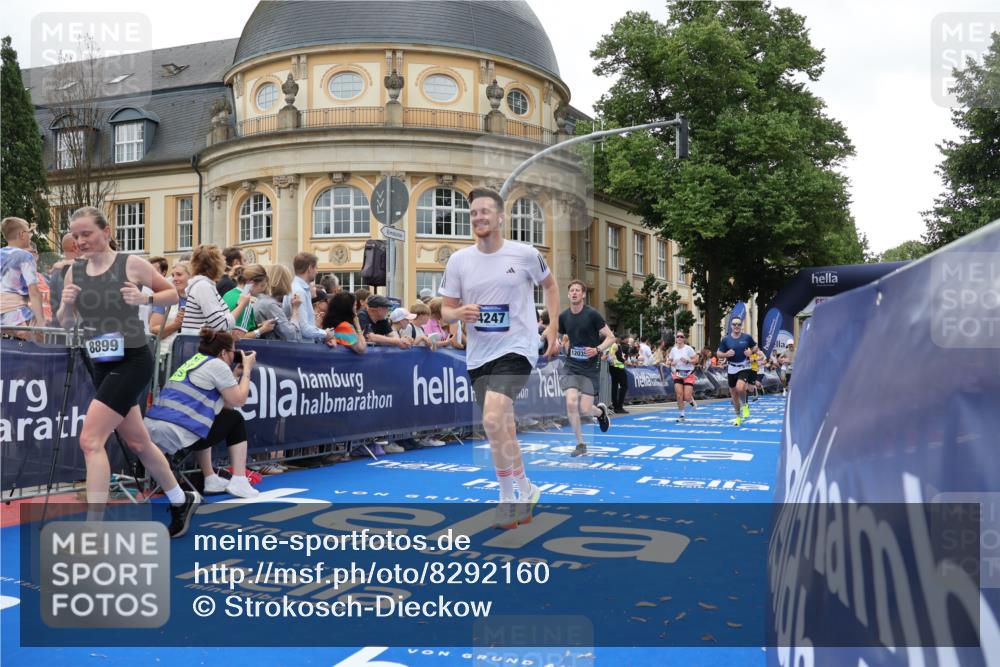 29.06.2025 - hella hamburg halbmarathon Strokosch-Dieckow http://msf.ph/oto/8292160 29.06.2025 10:50:24 Ziel 3414, 4127, 4247, 4933, 5447, 6795, 8153, 8899, 11455, 12035, 12624, 12949, 13609, 14034, 14626, 16000, 16242, 17319, 18394 meine-sportfotos.de