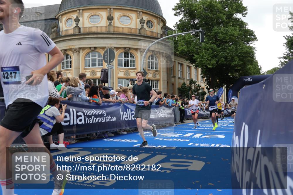 29.06.2025 - hella hamburg halbmarathon Strokosch-Dieckow http://msf.ph/oto/8292182 29.06.2025 10:50:25 Ziel 3414, 4127, 4247, 5447, 6282, 6795, 7397, 8153, 8899, 11455, 12035, 12624, 12949, 13812, 14034, 14626, 16242, 16806, 17247, 17319, 18394 meine-sportfotos.de