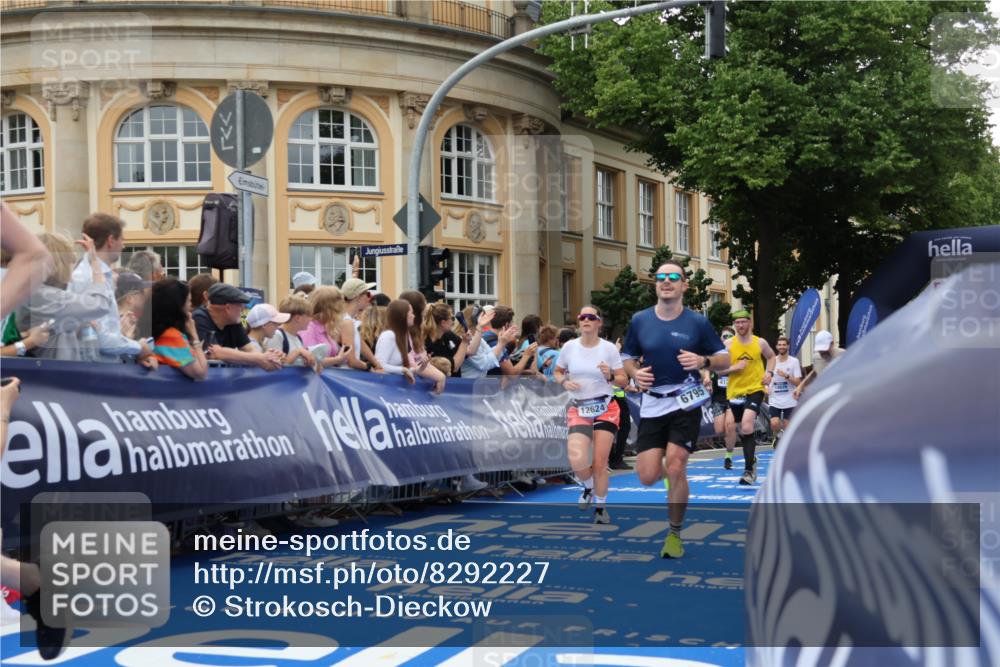 29.06.2025 - hella hamburg halbmarathon Strokosch-Dieckow http://msf.ph/oto/8292227 29.06.2025 10:50:26 Ziel 3414, 4127, 4247, 5447, 6282, 6795, 7397, 8153, 8576, 8899, 11214, 11455, 12035, 12624, 13812, 14034, 14626, 15803, 16806, 17179, 17247, 17319, 18394 meine-sportfotos.de