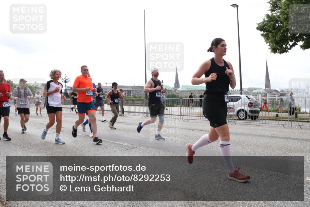 29.06.2025 - hella hamburg halbmarathon Lena Gebhardt http://msf.ph/oto/8292253 29.06.2025 10:36:25 Lombardsbrücke 5012, 9229, 5809, 1646, 1008, 1010, 1036, 1102, 1183, 1224, 1775, 1780, 1835, 2124, 2520, 2588, 2870, 3398, 3401, 3404, 3428, 3699, 3741, 3877, 4084, 4245, 4326, 4442, 4798, 4937, 5012, 5246, 5427, 5540, 5573, 5666, 5747, 5809, 5919, 6092, 6093, 6184, 6190, 6417, 6667, 6896, 7086, 7111, 7140, 7275, 7575, 7576, 7632, 8356, 8498, 8530, 8581, 8945, 8947, 9115, 9117, 9229, 9500, 13265, 15077, 17156, 17807, 18152, 18488 meine-sportfotos.de