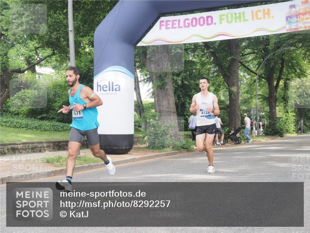 29.06.2025 - hella hamburg halbmarathon KatJ http://msf.ph/oto/8292257 29.06.2025 10:13:04 Zwischen KM18-KM19 4128, 4571 meine-sportfotos.de