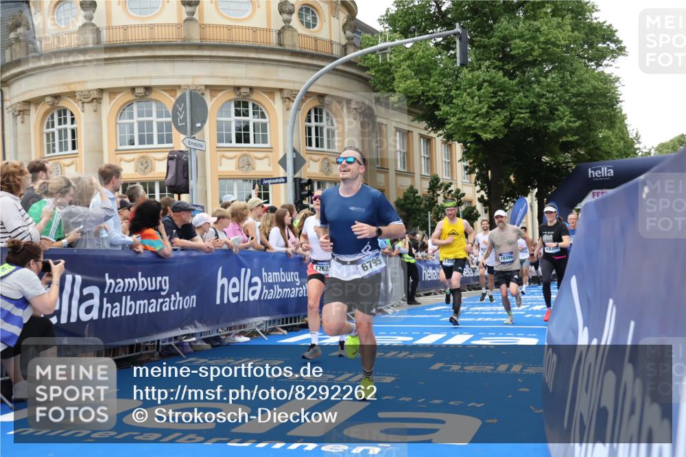 29.06.2025 - hella hamburg halbmarathon Strokosch-Dieckow http://msf.ph/oto/8292262 29.06.2025 10:50:27 Ziel 1750, 3414, 4127, 4247, 5447, 6282, 6795, 7397, 8153, 8576, 8899, 11214, 11455, 12035, 12624, 13812, 14034, 14626, 15803, 16806, 17179, 17247, 17319, 18006, 18394 meine-sportfotos.de