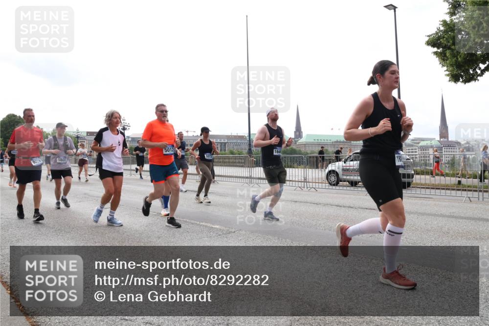 29.06.2025 - hella hamburg halbmarathon Lena Gebhardt http://msf.ph/oto/8292282 29.06.2025 10:36:26 Lombardsbrücke 9229, 5012, 1646, 5809, 1008, 1010, 1036, 1102, 1183, 1224, 1775, 1780, 1835, 1948, 2124, 2520, 2588, 2870, 3398, 3401, 3404, 3428, 3699, 3741, 3877, 4084, 4245, 4326, 4442, 4937, 5012, 5246, 5427, 5540, 5573, 5666, 5747, 5809, 5919, 6092, 6093, 6184, 6190, 6417, 6667, 6896, 7086, 7111, 7140, 7275, 7575, 7576, 7632, 8356, 8498, 8530, 8581, 8945, 9115, 9117, 9229, 9500, 13265, 15077, 17156, 17807, 18152, 18488 meine-sportfotos.de