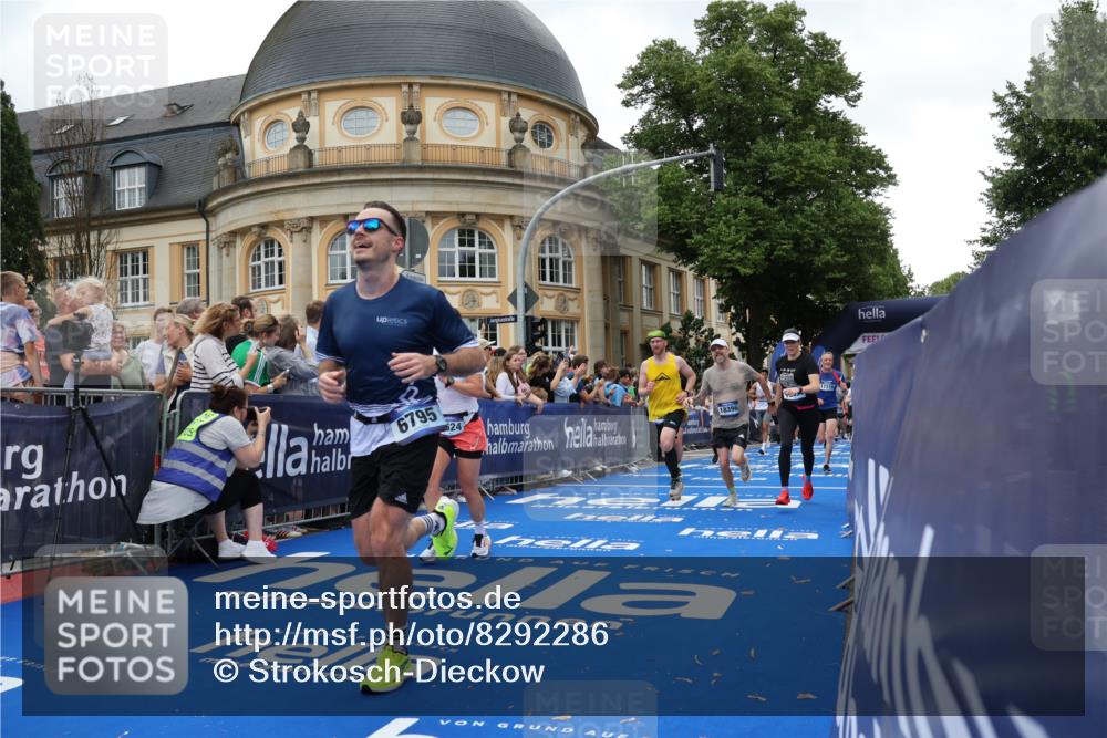 29.06.2025 - hella hamburg halbmarathon Strokosch-Dieckow http://msf.ph/oto/8292286 29.06.2025 10:50:28 Ziel 1750, 3414, 4127, 4247, 5447, 6282, 6795, 7397, 8153, 8576, 8899, 11214, 11455, 12035, 12624, 13812, 14626, 15803, 16806, 17179, 17247, 17319, 18006, 18394 meine-sportfotos.de