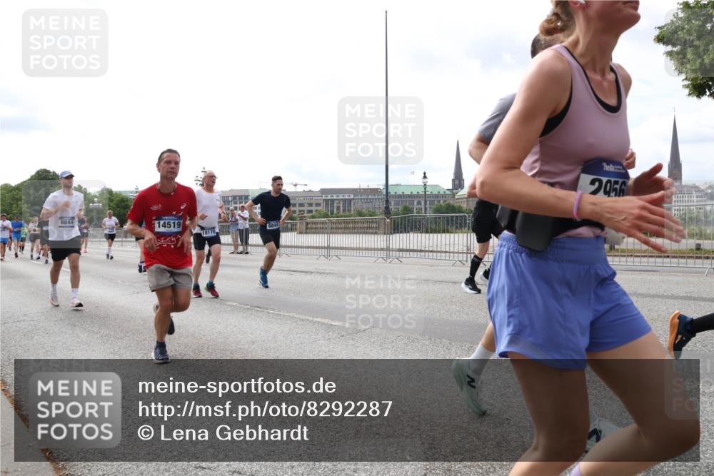 29.06.2025 - hella hamburg halbmarathon Lena Gebhardt http://msf.ph/oto/8292287 29.06.2025 10:21:19 Lombardsbrücke 8844, 14519, 18170, 2056, 1028, 1072, 1266, 1401, 1658, 2271, 2383, 2635, 2815, 2923, 2945, 2956, 2986, 3122, 3161, 3453, 3770, 3813, 3817, 3825, 3826, 4082, 4350, 4697, 4786, 5041, 5061, 5122, 5373, 5395, 5412, 5493, 5767, 6103, 6275, 6308, 6844, 7228, 7375, 7522, 7553, 7608, 7781, 8095, 8113, 8286, 8724, 8726, 8844, 9005, 9011, 9100, 9108, 9236, 9369, 9483, 9499, 9501, 9532, 9624, 10374, 10585, 10602, 10874, 11698, 12175, 12694, 13057, 13508 meine-sportfotos.de