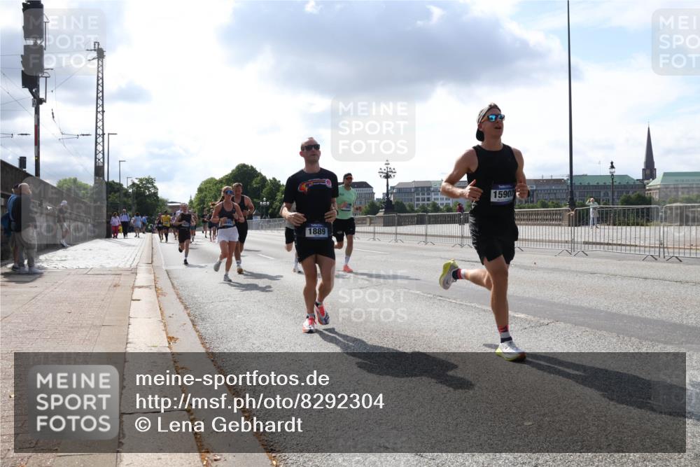 29.06.2025 - hella hamburg halbmarathon Lena Gebhardt http://msf.ph/oto/8292304 29.06.2025 09:46:30 Lombardsbrücke 16957, 1889, 15902, 1344, 1889, 2243, 2525, 3809, 3843, 3955, 4477, 4812, 4944, 5042, 5048, 5152, 6169, 6495, 6683, 7055, 7534, 7628, 7845, 7901, 8312, 8784, 8864, 8956, 9345, 10298, 10453, 10865, 10927, 10929, 11199, 11230, 11282, 11304, 11661, 11833, 12447, 12987, 13252, 13617, 13961, 14276, 14293, 14310, 15115, 15391, 15689, 15902, 16065, 16140, 16243, 16507, 16580, 16811, 16931, 16957, 17213, 17768 meine-sportfotos.de