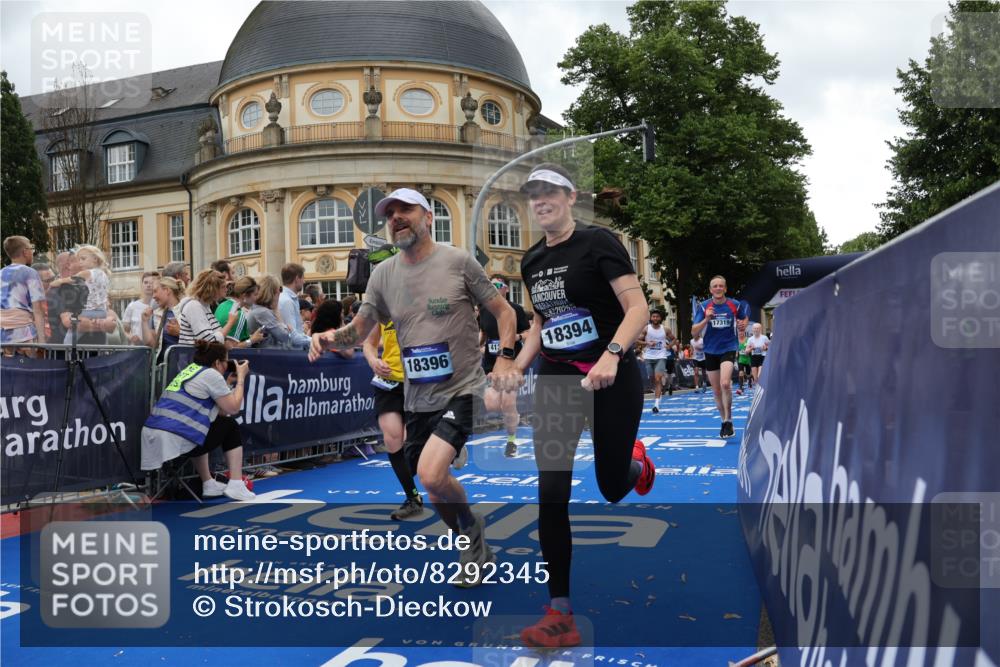 29.06.2025 - hella hamburg halbmarathon Strokosch-Dieckow http://msf.ph/oto/8292345 29.06.2025 10:50:29 Ziel 1399, 1750, 3414, 4127, 4247, 4346, 5447, 6282, 6795, 7397, 7786, 8153, 8576, 8899, 9057, 11214, 11455, 12035, 12624, 13812, 14626, 15519, 15803, 16806, 17179, 17247, 17319, 18006, 18394 meine-sportfotos.de