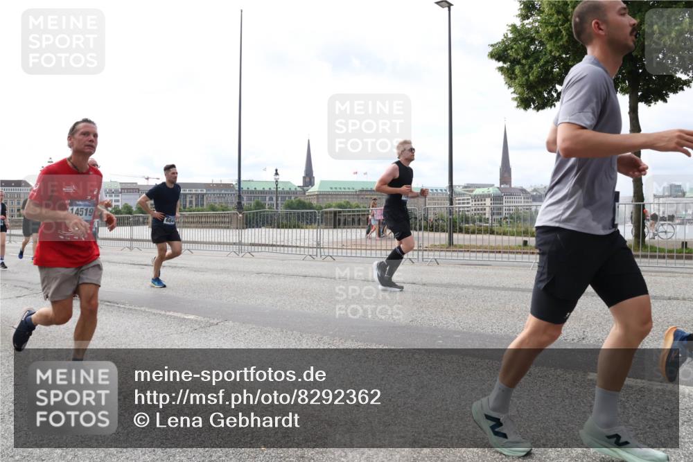 29.06.2025 - hella hamburg halbmarathon Lena Gebhardt http://msf.ph/oto/8292362 29.06.2025 10:21:20 Lombardsbrücke 14519, 684, 1028, 1072, 1266, 1401, 1658, 2271, 2383, 2635, 2815, 2956, 2986, 3122, 3161, 3453, 3770, 3813, 3817, 3825, 3826, 4082, 4350, 4697, 4786, 5041, 5061, 5122, 5373, 5395, 5412, 5493, 5759, 5767, 6103, 6275, 6308, 6844, 7228, 7375, 7522, 7553, 7608, 7781, 8095, 8286, 8724, 8726, 8844, 9005, 9011, 9100, 9108, 9236, 9369, 9483, 9499, 9501, 9532, 9624, 10374, 10585, 10602, 10874, 11698, 12175, 12694, 13057, 13508 meine-sportfotos.de