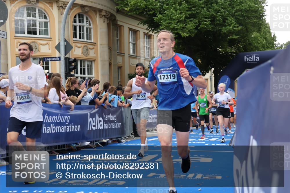 29.06.2025 - hella hamburg halbmarathon Strokosch-Dieckow http://msf.ph/oto/8292381 29.06.2025 10:50:30 Ziel 1399, 1750, 3414, 4127, 4346, 5447, 6282, 6662, 6795, 7397, 7786, 8153, 8576, 9057, 11214, 11455, 12035, 12624, 13808, 13812, 13875, 14626, 15519, 15803, 16806, 17179, 17247, 17319, 18006, 18394 meine-sportfotos.de