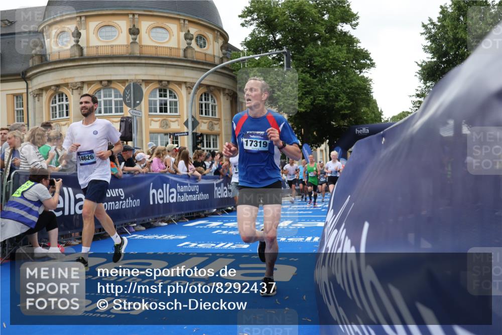 29.06.2025 - hella hamburg halbmarathon Strokosch-Dieckow http://msf.ph/oto/8292437 29.06.2025 10:50:31 Ziel 1399, 1750, 3414, 4127, 4346, 5447, 6282, 6662, 6795, 7397, 7583, 7786, 8153, 8576, 9057, 11214, 11455, 12624, 13808, 13812, 13875, 14626, 15519, 15803, 16291, 16806, 17179, 17247, 17319, 18006, 18394, 18413 meine-sportfotos.de