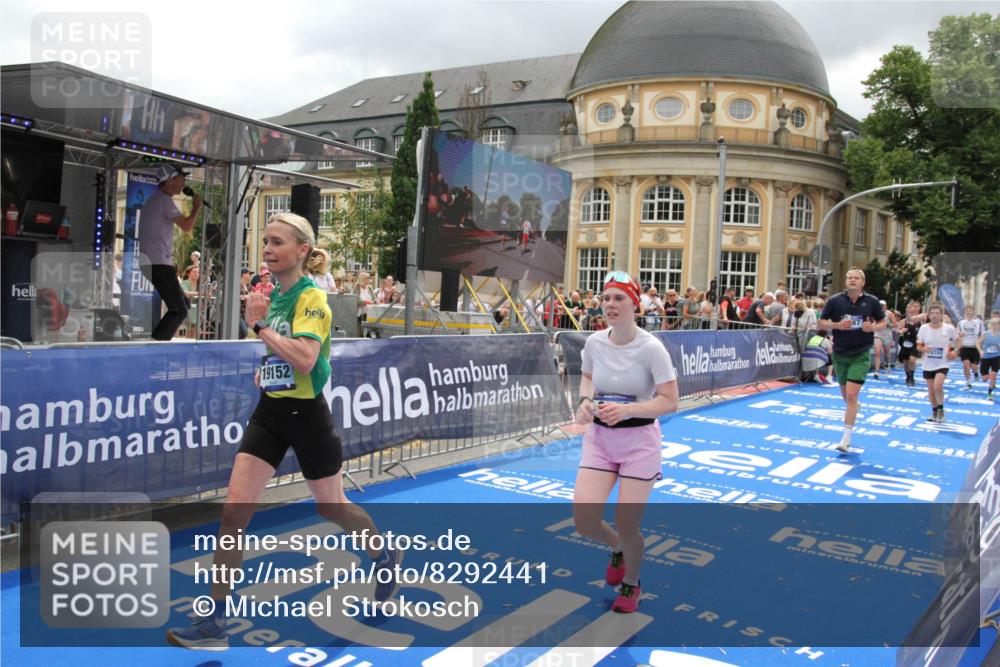 29.06.2025 - hella hamburg halbmarathon Michael Strokosch http://msf.ph/oto/8292441 29.06.2025 10:56:22 Ziel 1193, 4029, 5465, 5672, 7547, 9903, 10789, 11231, 11309, 12348, 15300, 16375, 17468, 18117, 18495, 18652, 18741, 19152 meine-sportfotos.de
