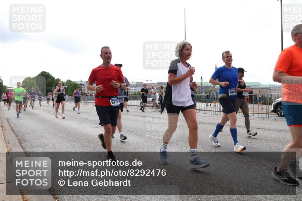 29.06.2025 - hella hamburg halbmarathon Lena Gebhardt http://msf.ph/oto/8292476 29.06.2025 10:36:27 Lombardsbrücke 5427, 9229, 809, 18466, 1008, 1010, 1102, 1183, 1224, 1775, 1780, 1835, 1948, 2124, 2520, 2588, 2870, 3398, 3401, 3404, 3428, 3699, 3741, 3877, 4084, 4245, 4326, 4442, 4937, 5012, 5246, 5427, 5540, 5573, 5666, 5747, 5809, 5919, 6092, 6093, 6156, 6184, 6190, 6417, 6667, 6896, 7086, 7111, 7140, 7275, 7575, 7576, 7632, 8356, 8498, 8530, 8581, 8945, 9115, 9117, 9229, 9500, 9694, 13265, 15077, 17156, 17807, 18152, 18488 meine-sportfotos.de