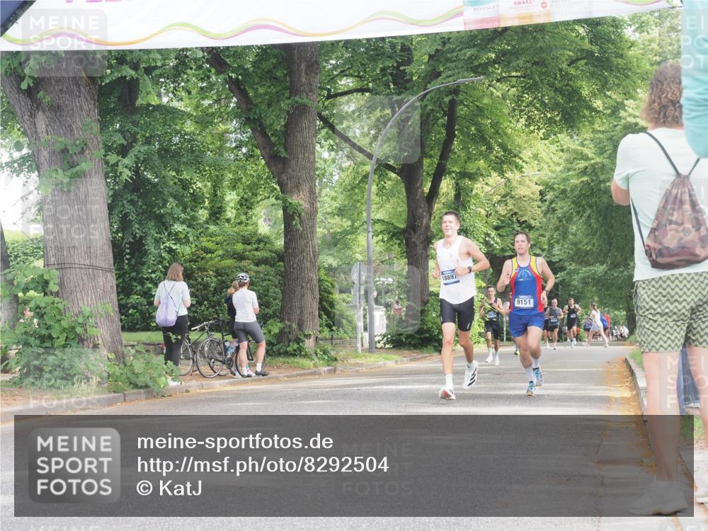 29.06.2025 - hella hamburg halbmarathon KatJ http://msf.ph/oto/8292504 29.06.2025 10:13:11 Zwischen KM18-KM19 4128, 4571 meine-sportfotos.de