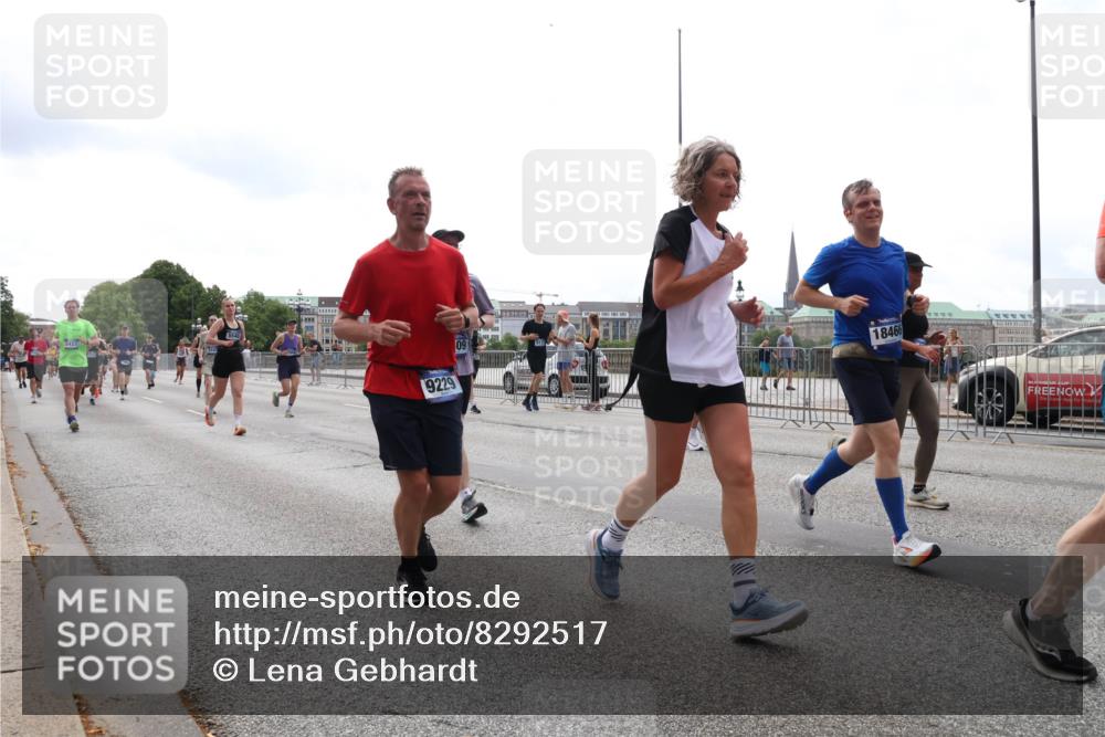 29.06.2025 - hella hamburg halbmarathon Lena Gebhardt http://msf.ph/oto/8292517 29.06.2025 10:36:27 Lombardsbrücke 5427, 9229, 18466, 1008, 1010, 1102, 1183, 1224, 1775, 1780, 1835, 1948, 2124, 2520, 2588, 2870, 3398, 3401, 3404, 3428, 3699, 3741, 3877, 4084, 4245, 4326, 4442, 4937, 5012, 5246, 5427, 5540, 5573, 5666, 5747, 5809, 5919, 6092, 6093, 6156, 6184, 6190, 6417, 6667, 6896, 7086, 7111, 7140, 7275, 7575, 7576, 7632, 8356, 8498, 8530, 8581, 8945, 9115, 9117, 9229, 9500, 9694, 13265, 15077, 17156, 17807, 18152, 18488 meine-sportfotos.de