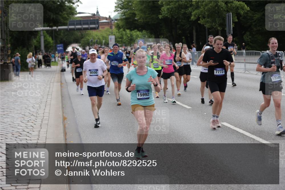 29.06.2025 - hella hamburg halbmarathon Jannik Wohlers http://msf.ph/oto/8292525 29.06.2025 10:36:25 Lombardsbrücke 1118, 1253, 1948, 1952, 1954, 2552, 2588, 3165, 3873, 3895, 4084, 4618, 4762, 4996, 5789, 6156, 6359, 7773, 8499, 8936, 8937, 9295, 9500, 9694, 9701, 10123, 10487, 10862, 11672, 11831, 11912, 12218, 12302, 12532, 12605, 12770, 12775, 13092, 13106, 13165, 13265, 13266, 13657, 13704, 13902, 13903, 14695, 15077, 15588, 15805, 15972, 15992, 16228, 16309, 16885, 16977, 17018, 17115, 17156, 17349, 17504, 18174, 18482, 18488 meine-sportfotos.de
