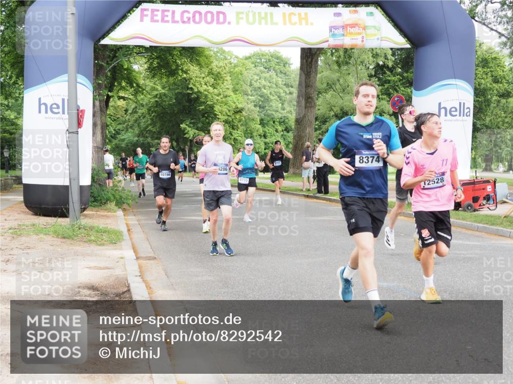 29.06.2025 - hella hamburg halbmarathon MichiJ http://msf.ph/oto/8292542 29.06.2025 10:33:45 Zwischen KM18-KM19 5706, 7450, 8374, 9720, 10796, 11495, 12528, 12579, 13687, 13919, 14228, 14462, 14764, 14783, 15362, 16286, 16834, 17492, 18081 meine-sportfotos.de