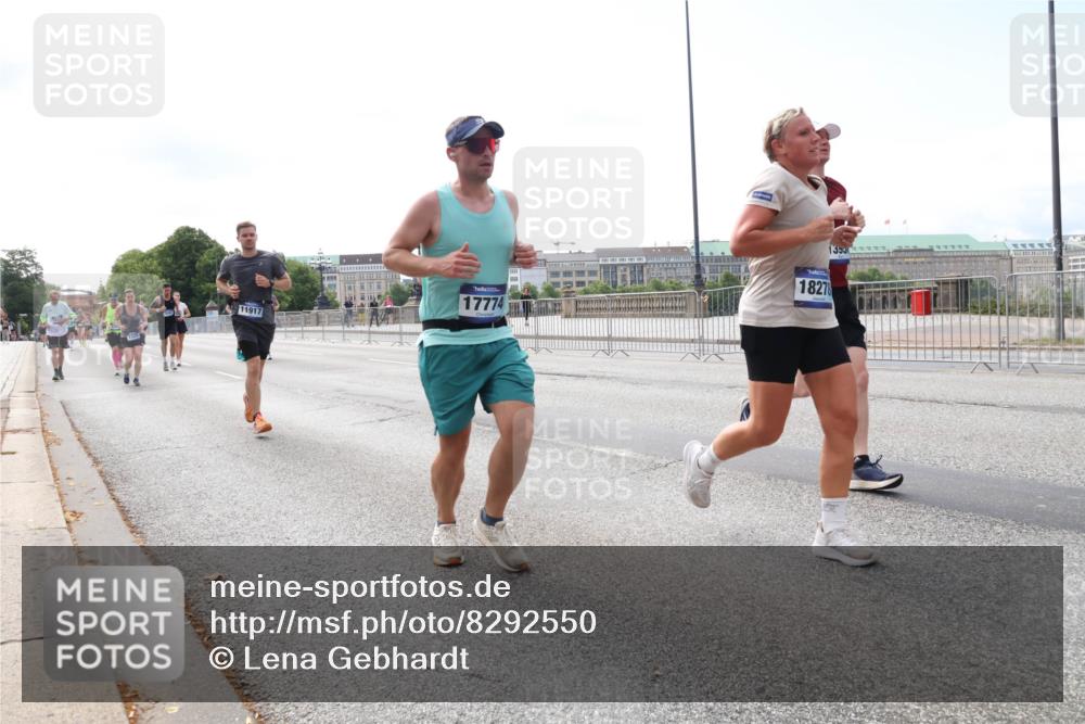 29.06.2025 - hella hamburg halbmarathon Lena Gebhardt http://msf.ph/oto/8292550 29.06.2025 10:11:53 Lombardsbrücke 1062, 1328, 1531, 1790, 1866, 1992, 3363, 4227, 5379, 5605, 7571, 8115, 8807, 8810, 9191, 9428, 10042, 10409, 10428, 11321, 11507, 11525, 11537, 11581, 11917, 12473, 13171, 13177, 13203, 13542, 13939, 13958, 14008, 14060, 14196, 14384, 15137, 15797, 15945, 16976, 17080, 17638, 17774, 17866, 18261, 18278, 18395, 18429, 18655 meine-sportfotos.de