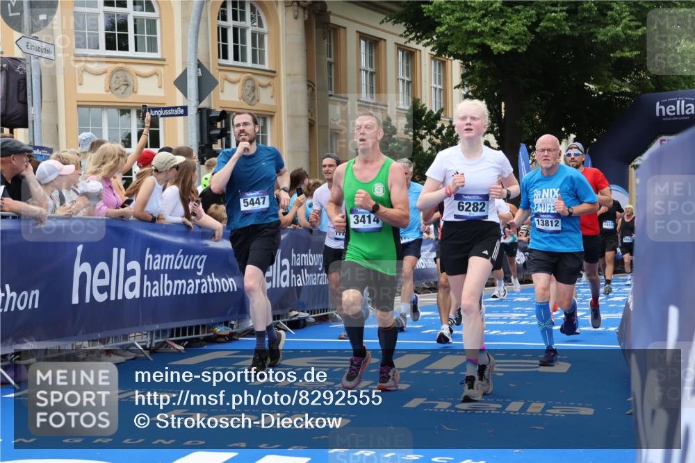 29.06.2025 - hella hamburg halbmarathon Strokosch-Dieckow http://msf.ph/oto/8292555 29.06.2025 10:50:33 Ziel 1399, 1750, 3414, 4127, 4346, 5447, 6282, 6662, 6712, 7397, 7583, 7786, 8153, 8576, 9057, 11214, 11455, 12624, 13808, 13812, 13875, 14626, 15519, 15803, 16291, 16806, 17179, 17247, 17319, 18006, 18413, 18820 meine-sportfotos.de