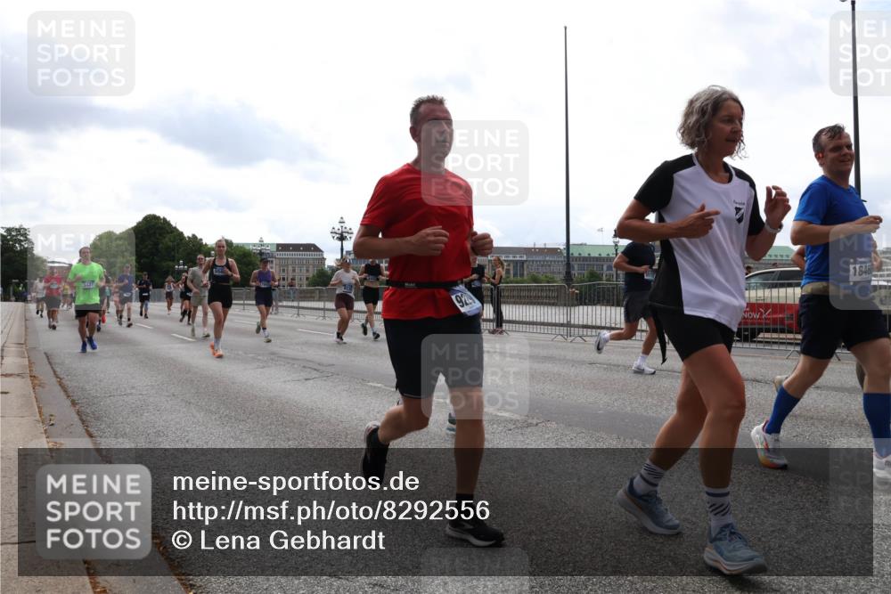 29.06.2025 - hella hamburg halbmarathon Lena Gebhardt http://msf.ph/oto/8292556 29.06.2025 10:36:27 Lombardsbrücke 1846, 1008, 1010, 1102, 1183, 1224, 1775, 1780, 1835, 1948, 2124, 2520, 2588, 2870, 3398, 3401, 3404, 3428, 3699, 3741, 3877, 4084, 4245, 4326, 4442, 4937, 5012, 5246, 5427, 5540, 5573, 5666, 5747, 5809, 5919, 6092, 6093, 6156, 6184, 6190, 6417, 6667, 6896, 7086, 7111, 7140, 7275, 7575, 7576, 7632, 8356, 8498, 8530, 8581, 8945, 9115, 9117, 9229, 9500, 9694, 13265, 15077, 17156, 17807, 18152, 18488 meine-sportfotos.de