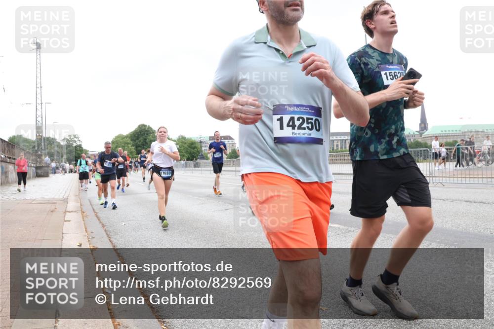 29.06.2025 - hella hamburg halbmarathon Lena Gebhardt http://msf.ph/oto/8292569 29.06.2025 10:46:43 Lombardsbrücke 1073, 1286, 1363, 1371, 1375, 1429, 1465, 1608, 1720, 1837, 1999, 2162, 2211, 2320, 2500, 2556, 2665, 2697, 2981, 3277, 3406, 3407, 3469, 3734, 3823, 4119, 4202, 4296, 4342, 4355, 4448, 4604, 5111, 5114, 5697, 5700, 5796, 5854, 5953, 6068, 6124, 6161, 6740, 7303, 7364, 7368, 7374, 7412, 7767, 7827, 7960, 8047, 8477, 8486, 8551, 8553, 8684, 8700, 9129, 9337, 9691, 10153, 10230, 11361, 12298, 12333, 12507, 12522, 13969, 14261, 15852, 16882, 16987 meine-sportfotos.de