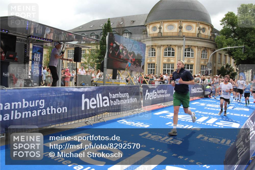 29.06.2025 - hella hamburg halbmarathon Michael Strokosch http://msf.ph/oto/8292570 29.06.2025 10:56:23 Ziel 1193, 3048, 4029, 5465, 5672, 7547, 9622, 9903, 10789, 11231, 11309, 12348, 15300, 16375, 18117, 18495, 18652, 18741, 19152 meine-sportfotos.de
