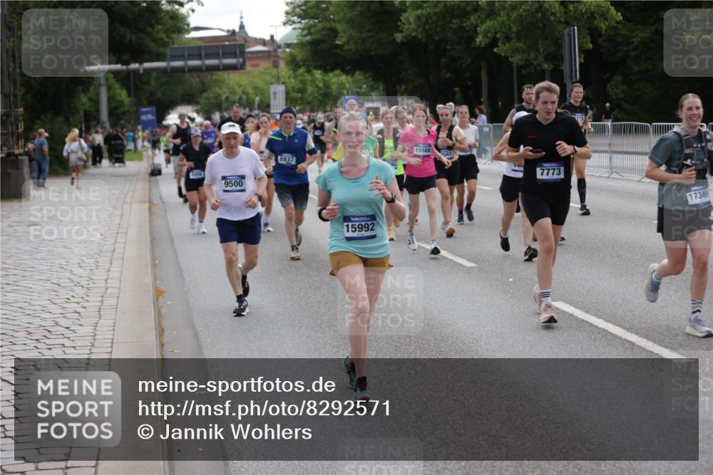 29.06.2025 - hella hamburg halbmarathon Jannik Wohlers http://msf.ph/oto/8292571 29.06.2025 10:36:25 Lombardsbrücke 1118, 1253, 1948, 1952, 1954, 2552, 2588, 3165, 3873, 3895, 4084, 4618, 4762, 4996, 5789, 6156, 6359, 7773, 8499, 8936, 8937, 9295, 9500, 9694, 9701, 10123, 10487, 10862, 11672, 11831, 11912, 12218, 12302, 12532, 12605, 12770, 12775, 13092, 13106, 13165, 13265, 13266, 13657, 13704, 13902, 13903, 14695, 15077, 15588, 15805, 15972, 15992, 16228, 16309, 16885, 16977, 17018, 17115, 17156, 17349, 17504, 18174, 18482, 18488 meine-sportfotos.de