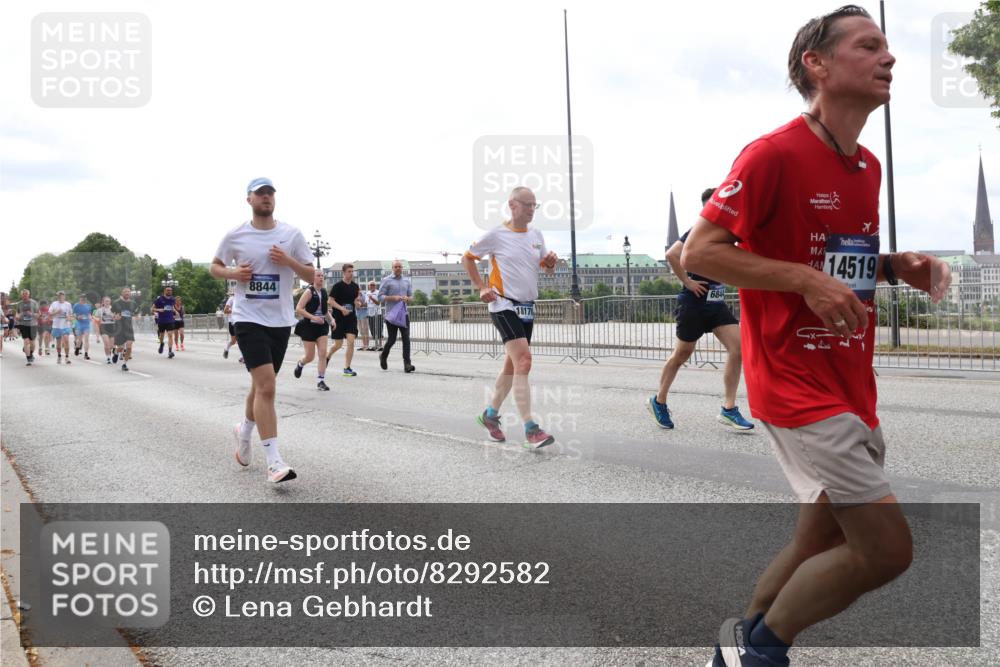 29.06.2025 - hella hamburg halbmarathon Lena Gebhardt http://msf.ph/oto/8292582 29.06.2025 10:21:21 Lombardsbrücke 8844, 14519, 684, 1028, 1072, 1266, 1401, 1658, 2271, 2383, 2635, 2815, 2956, 2986, 3122, 3161, 3453, 3770, 3813, 3817, 3825, 3826, 4082, 4350, 4697, 4786, 5041, 5061, 5122, 5373, 5395, 5412, 5493, 5759, 5767, 6103, 6275, 6308, 6844, 7228, 7375, 7522, 7553, 7608, 7781, 8095, 8286, 8724, 8726, 8844, 8896, 9005, 9011, 9100, 9108, 9236, 9369, 9483, 9499, 9501, 9532, 9624, 10374, 10585, 10602, 10874, 11698, 12175, 12694, 13057, 13508 meine-sportfotos.de