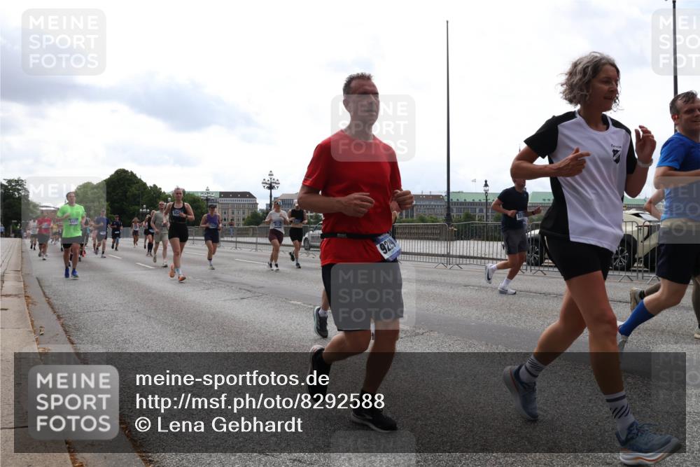 29.06.2025 - hella hamburg halbmarathon Lena Gebhardt http://msf.ph/oto/8292588 29.06.2025 10:36:27 Lombardsbrücke 155, 9229, 1008, 1010, 1102, 1183, 1224, 1775, 1780, 1835, 1948, 2124, 2520, 2588, 2870, 3398, 3401, 3404, 3428, 3699, 3741, 3877, 4084, 4245, 4326, 4442, 4937, 5012, 5246, 5427, 5540, 5573, 5666, 5747, 5809, 5919, 6092, 6093, 6156, 6184, 6190, 6417, 6667, 6896, 7086, 7111, 7140, 7275, 7575, 7576, 7632, 8356, 8498, 8530, 8581, 8945, 9115, 9117, 9229, 9500, 9694, 13265, 15077, 17156, 17807, 18152, 18488 meine-sportfotos.de