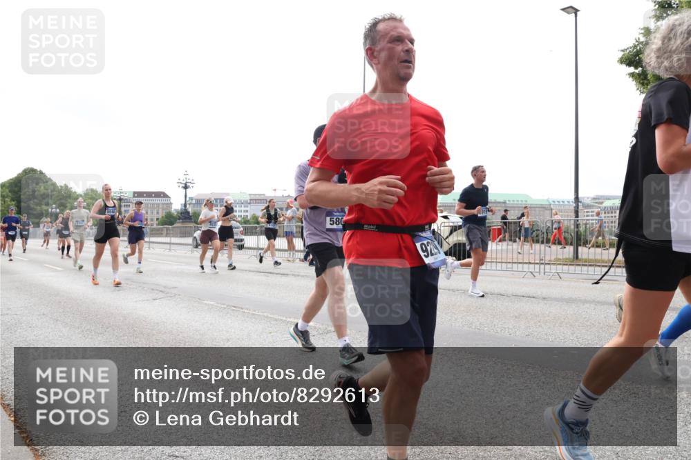 29.06.2025 - hella hamburg halbmarathon Lena Gebhardt http://msf.ph/oto/8292613 29.06.2025 10:36:27 Lombardsbrücke 5747, 5540, 580, 925, 919, 1008, 1010, 1102, 1183, 1224, 1775, 1780, 1835, 1948, 2124, 2520, 2588, 2870, 3398, 3401, 3404, 3428, 3699, 3741, 3877, 4084, 4245, 4326, 4442, 4937, 5012, 5246, 5427, 5540, 5573, 5666, 5747, 5809, 5919, 6092, 6093, 6156, 6184, 6190, 6417, 6667, 6896, 7086, 7111, 7140, 7275, 7575, 7576, 7632, 8356, 8498, 8530, 8581, 8945, 9115, 9117, 9229, 9500, 9694, 13265, 15077, 17156, 17807, 18152, 18488 meine-sportfotos.de