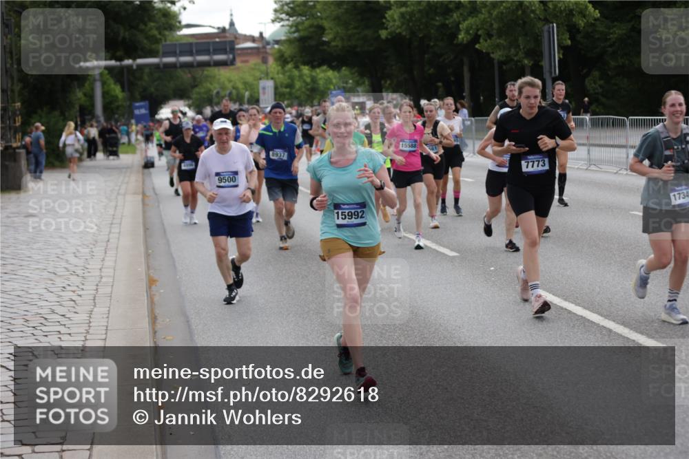29.06.2025 - hella hamburg halbmarathon Jannik Wohlers http://msf.ph/oto/8292618 29.06.2025 10:36:25 Lombardsbrücke 1118, 1253, 1948, 1952, 1954, 2552, 2588, 3165, 3873, 3895, 4084, 4618, 4762, 4996, 5789, 6156, 6359, 7773, 8499, 8936, 8937, 9295, 9500, 9694, 9701, 10123, 10487, 10862, 11672, 11831, 11912, 12218, 12302, 12532, 12605, 12770, 12775, 13092, 13106, 13165, 13265, 13266, 13657, 13704, 13902, 13903, 14695, 15077, 15588, 15805, 15972, 15992, 16228, 16309, 16885, 16977, 17018, 17115, 17156, 17349, 17504, 18174, 18482, 18488 meine-sportfotos.de