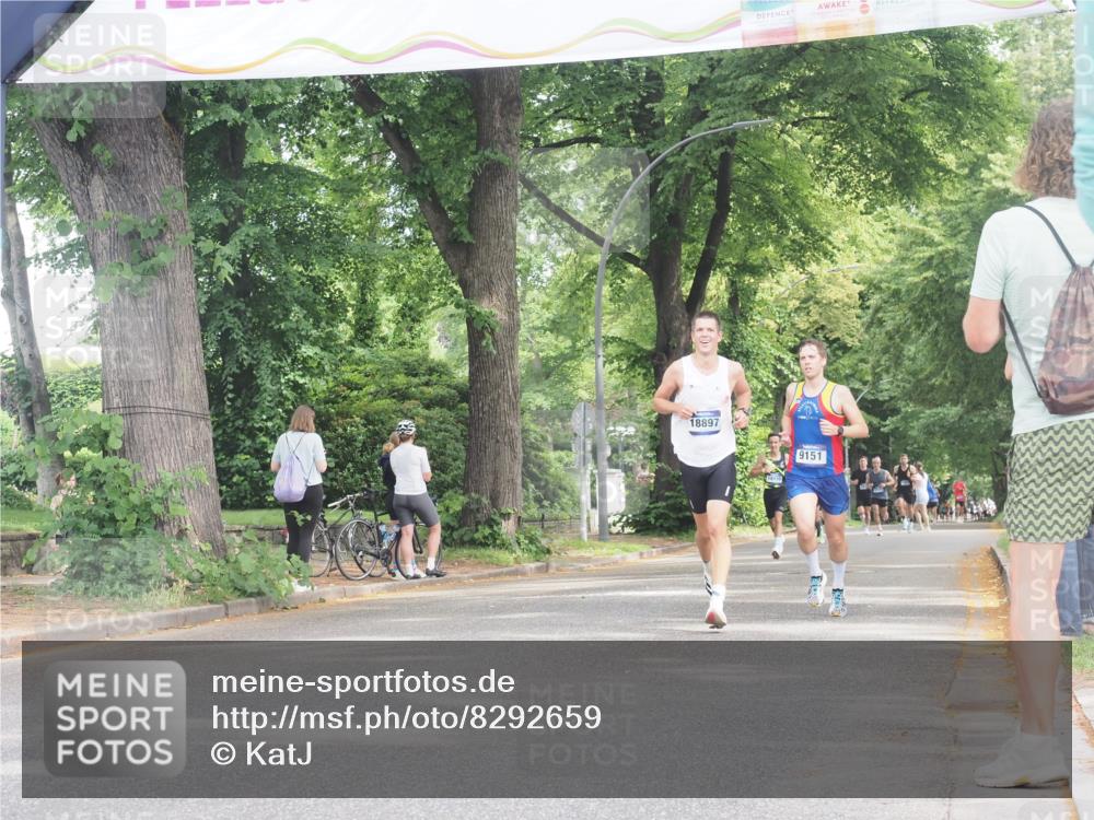 29.06.2025 - hella hamburg halbmarathon KatJ http://msf.ph/oto/8292659 29.06.2025 10:13:11 Zwischen KM18-KM19 4128, 4571 meine-sportfotos.de