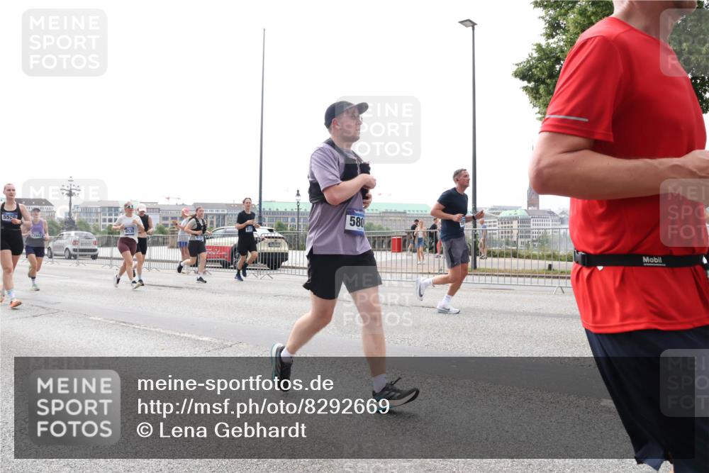 29.06.2025 - hella hamburg halbmarathon Lena Gebhardt http://msf.ph/oto/8292669 29.06.2025 10:36:28 Lombardsbrücke 5500, 17943, 580, 1008, 1010, 1102, 1183, 1224, 1775, 1780, 1835, 1948, 2124, 2520, 2588, 2870, 3398, 3404, 3428, 3699, 3741, 3877, 4084, 4245, 4326, 4442, 4618, 4937, 5012, 5246, 5427, 5540, 5573, 5666, 5747, 5809, 5919, 6092, 6093, 6156, 6184, 6190, 6417, 6667, 6896, 7086, 7111, 7140, 7275, 7575, 7576, 7632, 8356, 8498, 8530, 8581, 8945, 9115, 9117, 9229, 9500, 9694, 13265, 15077, 17156, 17807, 18152, 18488 meine-sportfotos.de