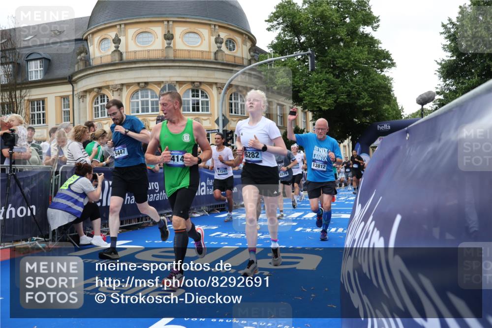 29.06.2025 - hella hamburg halbmarathon Strokosch-Dieckow http://msf.ph/oto/8292691 29.06.2025 10:50:34 Ziel 1399, 1750, 3414, 4127, 4346, 5447, 6282, 6662, 6712, 7134, 7397, 7583, 7786, 7952, 8153, 8576, 9057, 11214, 11356, 11455, 13701, 13808, 13812, 13875, 14626, 15519, 15803, 16291, 16806, 17179, 17247, 17319, 18006, 18413, 18820 meine-sportfotos.de