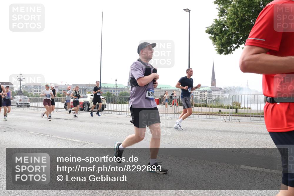 29.06.2025 - hella hamburg halbmarathon Lena Gebhardt http://msf.ph/oto/8292693 29.06.2025 10:36:28 Lombardsbrücke 17943, 580, 1008, 1010, 1102, 1183, 1224, 1775, 1780, 1835, 1948, 2124, 2520, 2588, 2870, 3398, 3404, 3428, 3699, 3741, 3877, 4084, 4245, 4326, 4442, 4618, 4937, 5012, 5246, 5427, 5540, 5573, 5666, 5747, 5809, 5919, 6092, 6093, 6156, 6184, 6190, 6417, 6667, 6896, 7086, 7111, 7140, 7275, 7575, 7576, 7632, 8356, 8498, 8530, 8581, 8945, 9115, 9117, 9229, 9500, 9694, 13265, 15077, 17156, 17807, 18152, 18488 meine-sportfotos.de