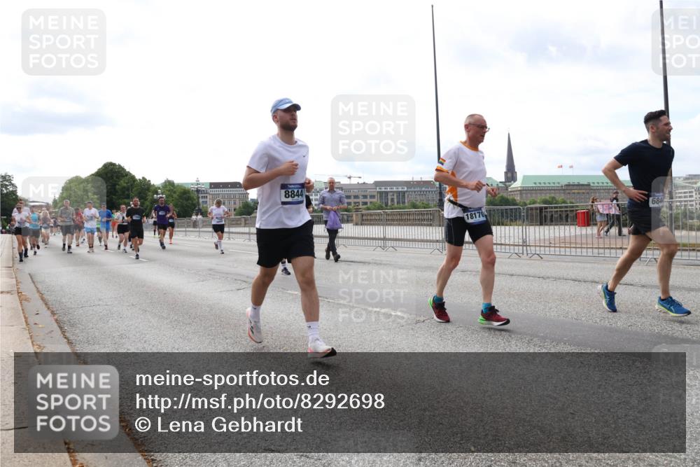 29.06.2025 - hella hamburg halbmarathon Lena Gebhardt http://msf.ph/oto/8292698 29.06.2025 10:21:21 Lombardsbrücke 8844, 18170, 684, 1028, 1072, 1266, 1401, 1658, 2271, 2383, 2635, 2815, 2956, 2986, 3122, 3161, 3453, 3770, 3813, 3817, 3825, 3826, 4082, 4350, 4697, 4786, 5041, 5061, 5122, 5373, 5395, 5412, 5493, 5759, 5767, 6103, 6275, 6308, 6844, 7228, 7375, 7522, 7553, 7608, 7781, 8095, 8286, 8724, 8726, 8844, 8896, 9005, 9011, 9100, 9108, 9236, 9369, 9483, 9499, 9501, 9532, 9624, 10374, 10585, 10602, 10874, 11698, 12175, 12694, 13057, 13508 meine-sportfotos.de