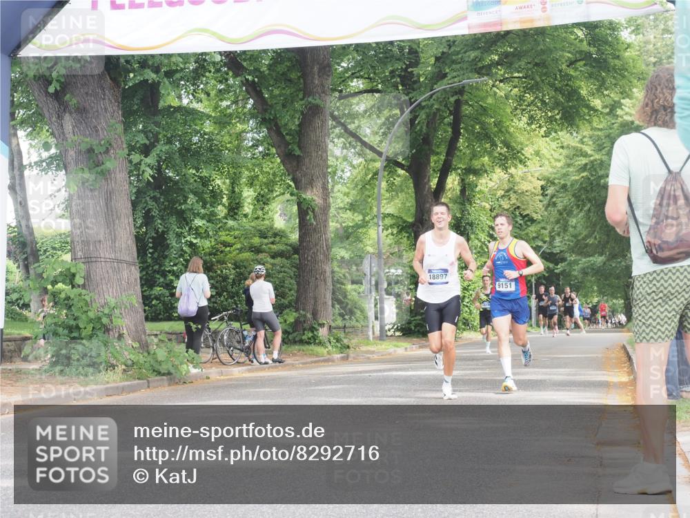 29.06.2025 - hella hamburg halbmarathon KatJ http://msf.ph/oto/8292716 29.06.2025 10:13:11 Zwischen KM18-KM19 4128, 4571 meine-sportfotos.de