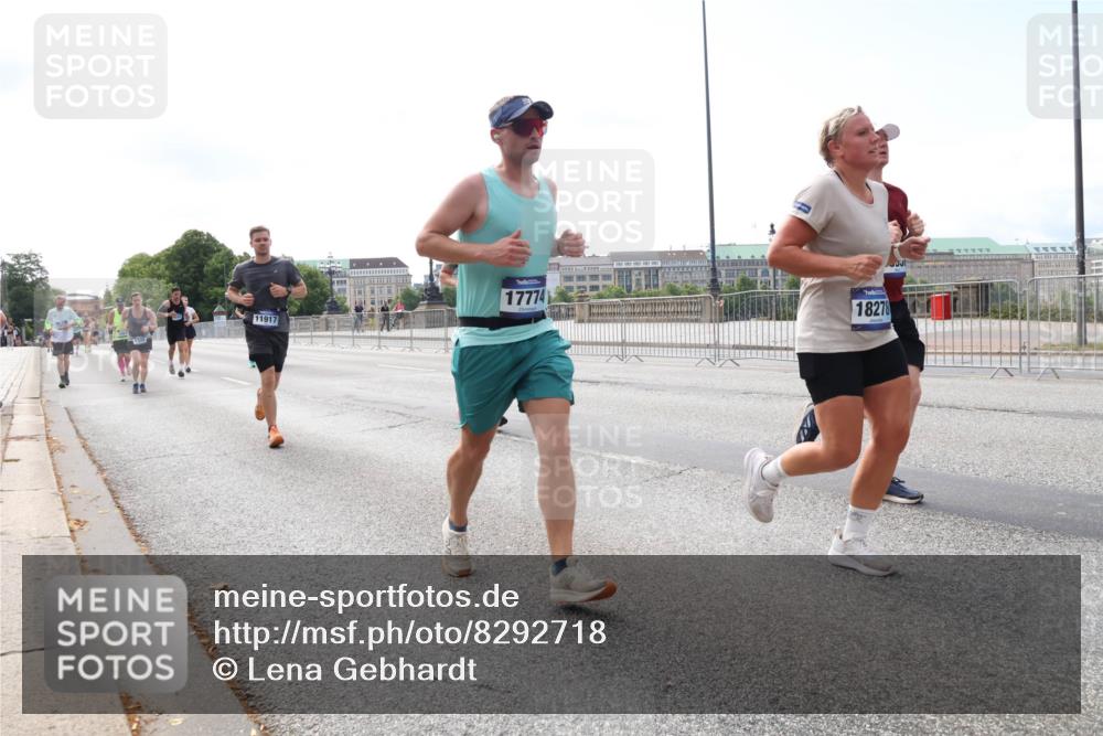 29.06.2025 - hella hamburg halbmarathon Lena Gebhardt http://msf.ph/oto/8292718 29.06.2025 10:11:53 Lombardsbrücke 1062, 1328, 1531, 1790, 1866, 1992, 3363, 4227, 5379, 5605, 7571, 8115, 8807, 8810, 9191, 9428, 10042, 10409, 10428, 11321, 11507, 11525, 11537, 11581, 11917, 12473, 13171, 13177, 13203, 13542, 13939, 13958, 14008, 14060, 14196, 14384, 15137, 15797, 15945, 16976, 17080, 17638, 17774, 17866, 18261, 18278, 18395, 18429, 18655 meine-sportfotos.de