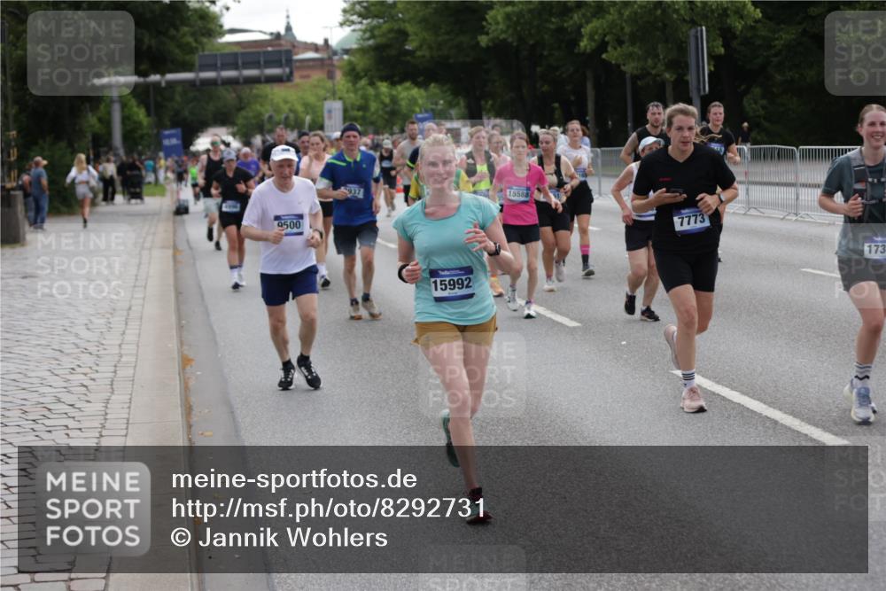 29.06.2025 - hella hamburg halbmarathon Jannik Wohlers http://msf.ph/oto/8292731 29.06.2025 10:36:25 Lombardsbrücke 1118, 1253, 1948, 1952, 1954, 2552, 2588, 3165, 3873, 3895, 4084, 4618, 4762, 4996, 5789, 6156, 6359, 7773, 8499, 8936, 8937, 9295, 9500, 9694, 9701, 10123, 10487, 10862, 11672, 11831, 11912, 12218, 12302, 12532, 12605, 12770, 12775, 13092, 13106, 13165, 13265, 13266, 13657, 13704, 13902, 13903, 14695, 15077, 15588, 15805, 15972, 15992, 16228, 16309, 16885, 16977, 17018, 17115, 17156, 17349, 17504, 18174, 18482, 18488 meine-sportfotos.de