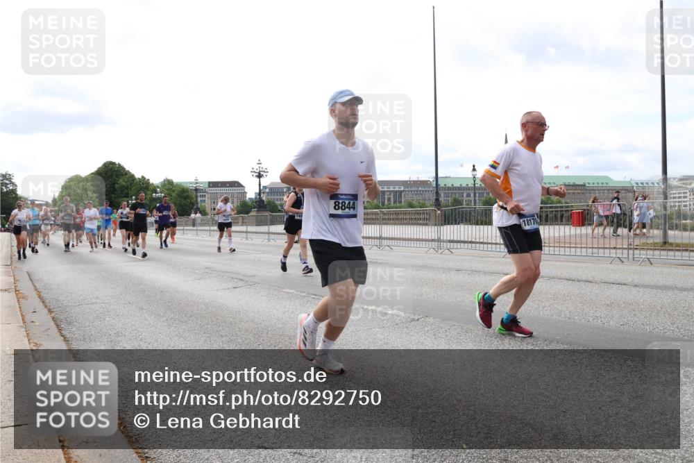 29.06.2025 - hella hamburg halbmarathon Lena Gebhardt http://msf.ph/oto/8292750 29.06.2025 10:21:21 Lombardsbrücke 8844, 18170, 1028, 1072, 1266, 1401, 1658, 2271, 2383, 2635, 2815, 2956, 2986, 3122, 3161, 3453, 3770, 3813, 3817, 3825, 3826, 4082, 4350, 4697, 4786, 5041, 5061, 5122, 5373, 5395, 5412, 5493, 5759, 5767, 6103, 6275, 6308, 6844, 7228, 7375, 7522, 7553, 7608, 7781, 8095, 8286, 8724, 8726, 8844, 8896, 9005, 9011, 9100, 9108, 9236, 9369, 9483, 9499, 9501, 9532, 9624, 10374, 10585, 10602, 10874, 11698, 12175, 12694, 13057, 13508 meine-sportfotos.de