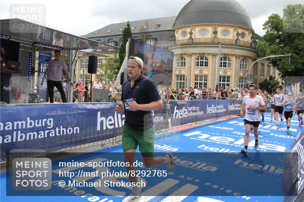 29.06.2025 - hella hamburg halbmarathon Michael Strokosch http://msf.ph/oto/8292765 29.06.2025 10:56:24 Ziel 3048, 4029, 5672, 7547, 7742, 9622, 9903, 11231, 11309, 12348, 15300, 15818, 16375, 18117, 18495, 18652, 18741, 19152 meine-sportfotos.de