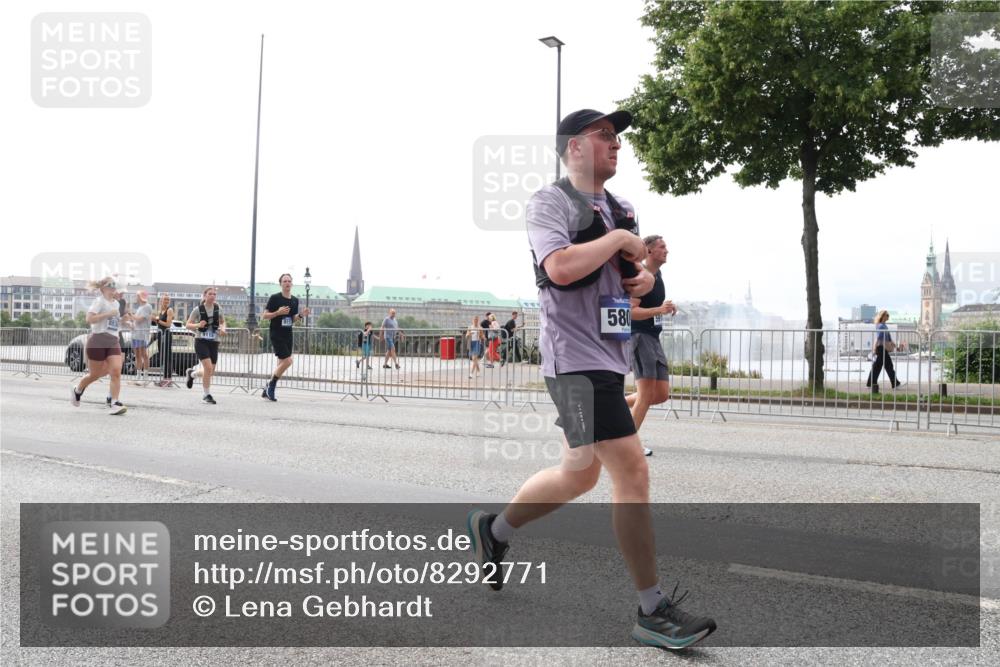 29.06.2025 - hella hamburg halbmarathon Lena Gebhardt http://msf.ph/oto/8292771 29.06.2025 10:36:28 Lombardsbrücke 580, 591, 1008, 1010, 1102, 1183, 1224, 1775, 1780, 1835, 1948, 2124, 2520, 2588, 2870, 3398, 3404, 3428, 3699, 3741, 3877, 4084, 4245, 4326, 4442, 4618, 4937, 5012, 5246, 5427, 5540, 5573, 5666, 5747, 5809, 5919, 6092, 6093, 6156, 6184, 6190, 6417, 6667, 6896, 7086, 7111, 7140, 7275, 7575, 7576, 7632, 8356, 8498, 8530, 8581, 8945, 9115, 9117, 9229, 9500, 9694, 13265, 15077, 17156, 17807, 18152, 18488 meine-sportfotos.de
