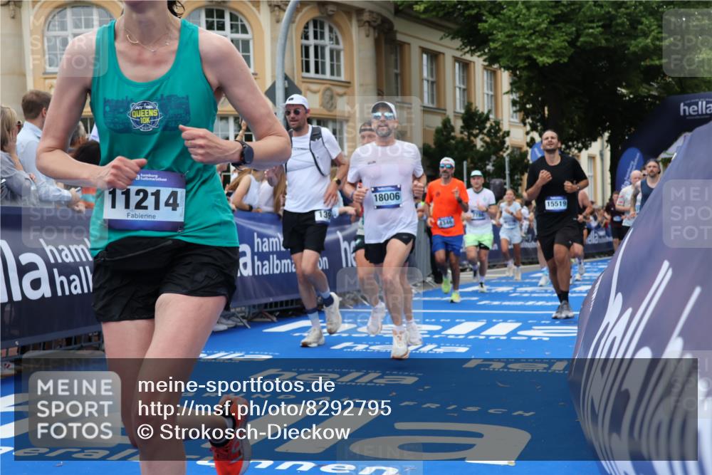 29.06.2025 - hella hamburg halbmarathon Strokosch-Dieckow http://msf.ph/oto/8292795 29.06.2025 10:50:36 Ziel 1399, 1750, 2234, 2788, 3414, 4346, 5447, 6282, 6662, 6712, 7134, 7397, 7583, 7786, 7952, 8153, 8576, 9057, 11214, 11356, 13701, 13808, 13812, 13875, 15519, 15803, 16291, 16806, 17179, 17247, 18006, 18229, 18413, 18820 meine-sportfotos.de