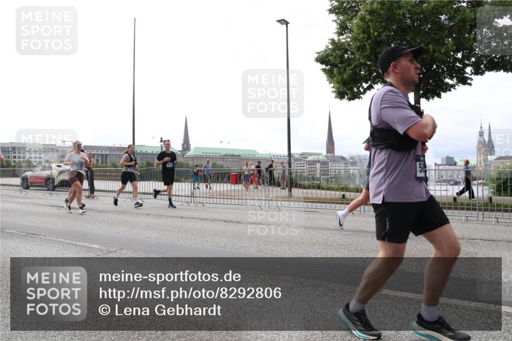 29.06.2025 - hella hamburg halbmarathon Lena Gebhardt http://msf.ph/oto/8292806 29.06.2025 10:36:28 Lombardsbrücke 8530, 9117, 58, 1008, 1010, 1102, 1183, 1224, 1775, 1780, 1835, 1948, 2124, 2520, 2588, 2870, 3398, 3404, 3428, 3699, 3741, 3877, 4084, 4245, 4326, 4442, 4618, 4937, 5012, 5246, 5427, 5540, 5573, 5666, 5747, 5809, 5919, 6092, 6093, 6156, 6184, 6190, 6417, 6667, 6896, 7086, 7111, 7140, 7275, 7575, 7576, 7632, 8356, 8498, 8530, 8581, 8945, 9115, 9117, 9229, 9500, 9694, 13265, 15077, 17156, 17807, 18152, 18488 meine-sportfotos.de