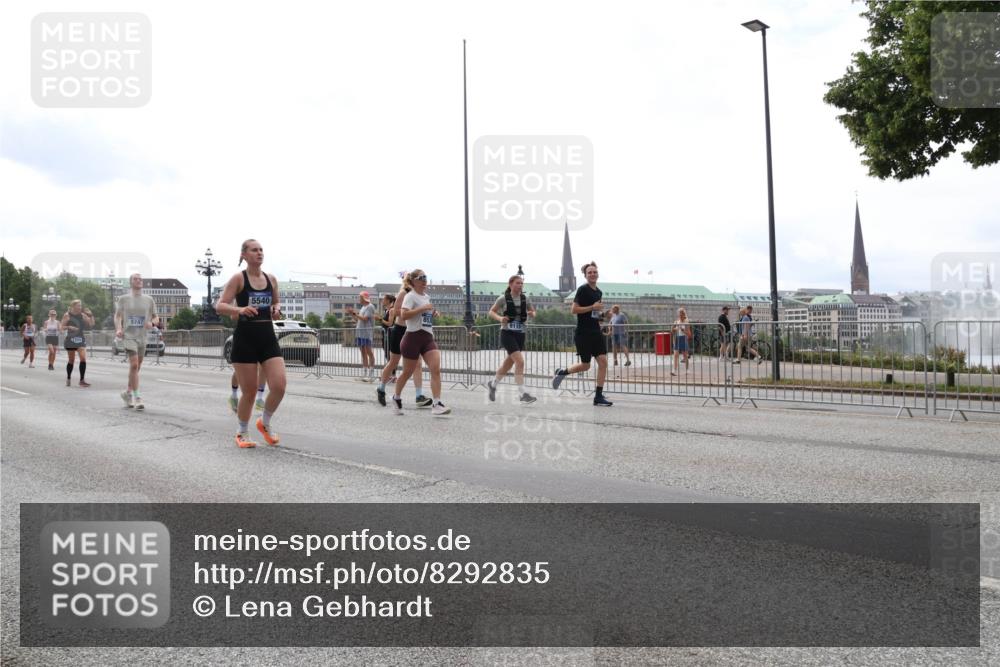 29.06.2025 - hella hamburg halbmarathon Lena Gebhardt http://msf.ph/oto/8292835 29.06.2025 10:36:29 Lombardsbrücke 5540, 1008, 1010, 1102, 1224, 1775, 1780, 1835, 1948, 2124, 2520, 2588, 2870, 3398, 3404, 3428, 3699, 3741, 3877, 4084, 4245, 4326, 4442, 4618, 4762, 4937, 5012, 5246, 5427, 5540, 5573, 5666, 5747, 5809, 5919, 6092, 6093, 6156, 6184, 6190, 6417, 6667, 6896, 7086, 7111, 7140, 7275, 7575, 7576, 7632, 8356, 8498, 8499, 8530, 8581, 8945, 9115, 9117, 9229, 9500, 9694, 13265, 15077, 17156, 17807, 18152, 18488 meine-sportfotos.de