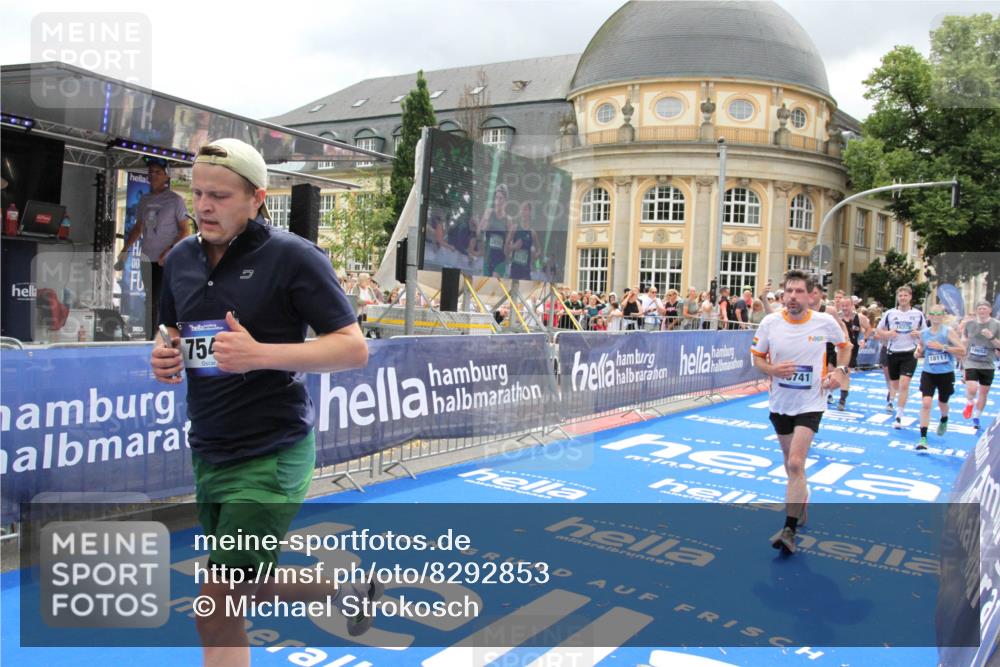 29.06.2025 - hella hamburg halbmarathon Michael Strokosch http://msf.ph/oto/8292853 29.06.2025 10:56:24 Ziel 3048, 4029, 5672, 7547, 7742, 9622, 9903, 11231, 11309, 12348, 15300, 15818, 16375, 18117, 18495, 18652, 18741, 19152 meine-sportfotos.de