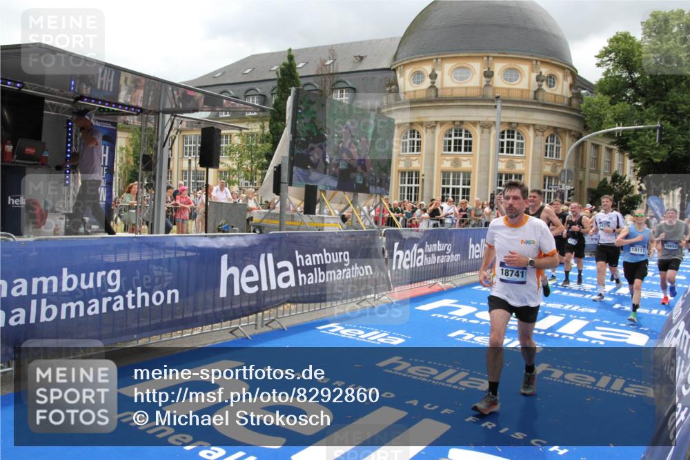 29.06.2025 - hella hamburg halbmarathon Michael Strokosch http://msf.ph/oto/8292860 29.06.2025 10:56:24 Ziel 3048, 4029, 5672, 7547, 7742, 9622, 9903, 11231, 11309, 12348, 15300, 15818, 16375, 18117, 18495, 18652, 18741, 19152 meine-sportfotos.de