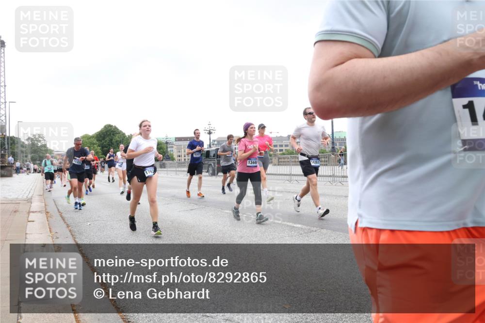 29.06.2025 - hella hamburg halbmarathon Lena Gebhardt http://msf.ph/oto/8292865 29.06.2025 10:46:44 Lombardsbrücke 1073, 1286, 1363, 1371, 1375, 1429, 1465, 1608, 1720, 1837, 1999, 2162, 2211, 2320, 2327, 2500, 2556, 2665, 2697, 2981, 3277, 3406, 3407, 3469, 3734, 3823, 4119, 4202, 4296, 4342, 4355, 4448, 4604, 5111, 5114, 5700, 5796, 5854, 5953, 6068, 6124, 6161, 6496, 6740, 7303, 7364, 7368, 7374, 7412, 7767, 7827, 7960, 8047, 8477, 8486, 8551, 8553, 8684, 8700, 9337, 9691, 10153, 10230, 12298, 12333, 12522, 13969, 14261, 15852, 16882, 16987 meine-sportfotos.de